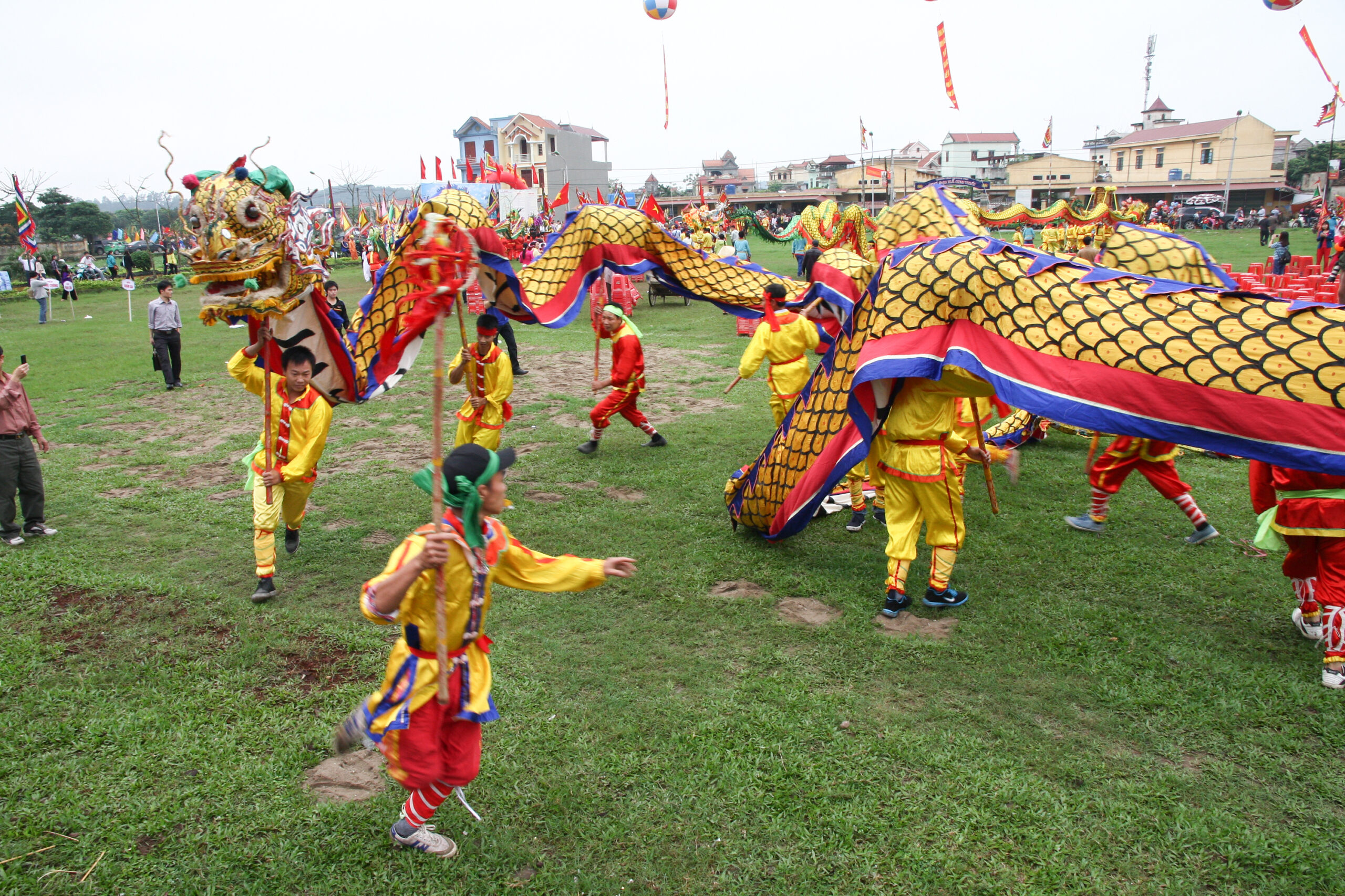 big golden dragon dance