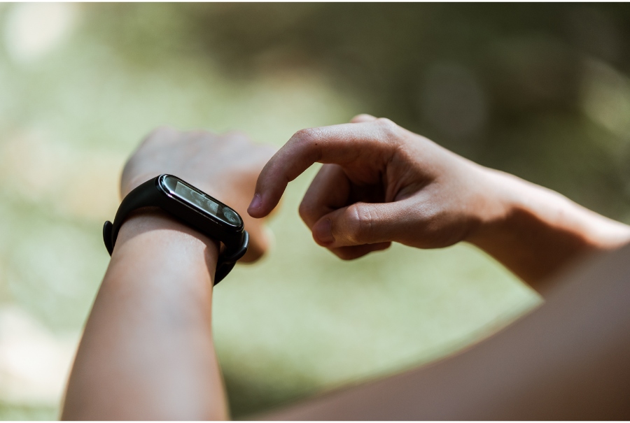 runner using smart fitness watch