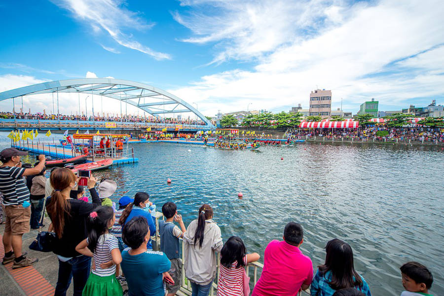 crowds watch dragon boat races