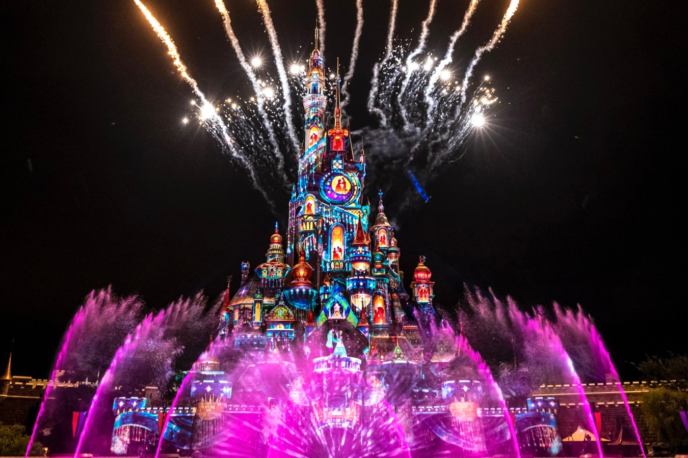 hong kong disneyland castle of magical dreams momentous nighttime spectacular