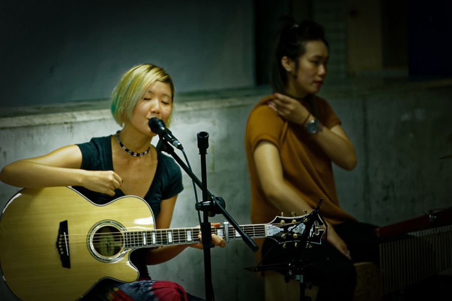 hong kong street performers singing