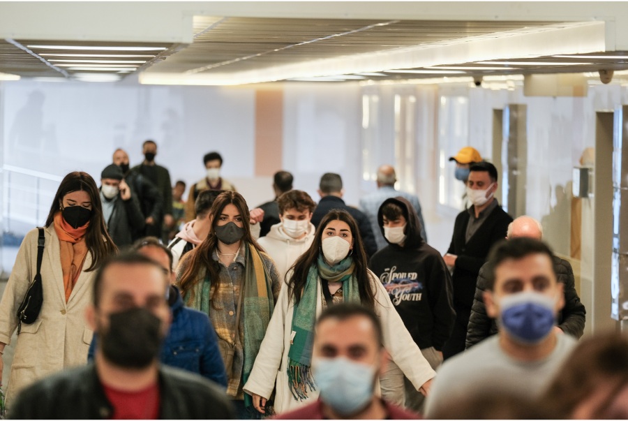 pedestrians wearing masks during the covid pandemic in a modern city