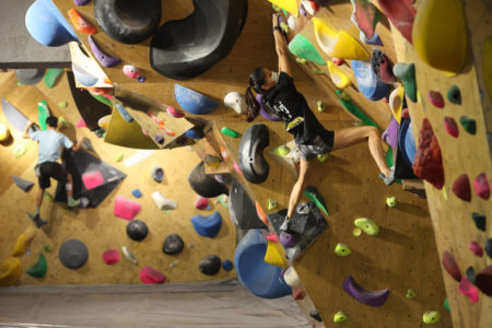 girl bouldering at player climbingym hong kong