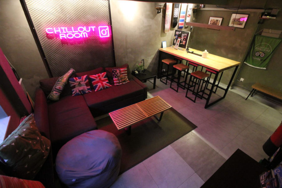 urban pack hostel lounge